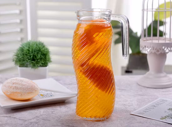 Кувшин из бесцветного стекла емкостью 1 л с пластиковой крышкой для хранения воды и сока